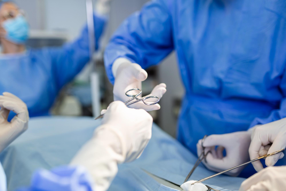 doctor-nurse-medical-team-are-performing-surgical-operation-emergency-room-hospital-assistant-hands-out-scissor-instruments-surgeons-during-operation