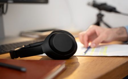 headphones-podcasting-sitting-table-man
